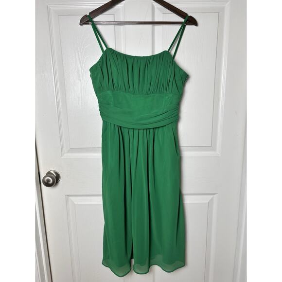 Green Cocktail Holiday Dress Fits Like A Size 6 - Picture 1 of 9